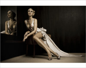 elegante donna allo specchio