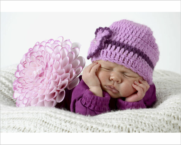 Quadro moderno bambini "BIMBA CON FIORE ROSA"