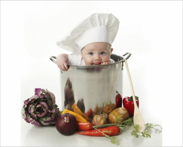 Quadro moderno bambini "PICCOLO CHEF IN PENTOLA" - Stampa su tela
