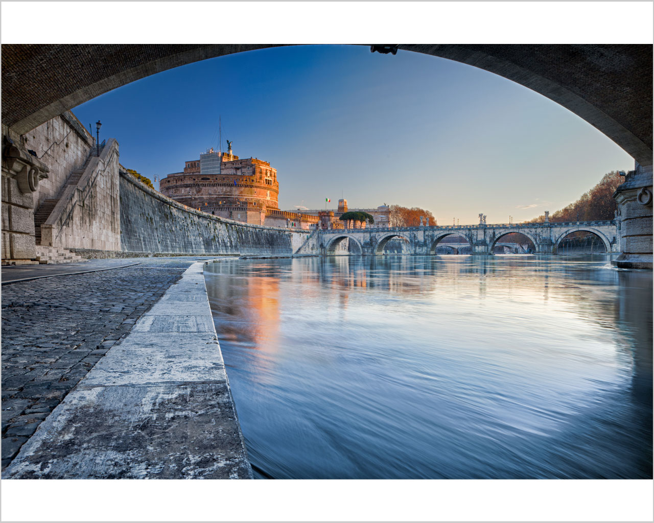 LUNGO IL TEVERE DI SERA – Città – Stampa su tela – Interni & Decori