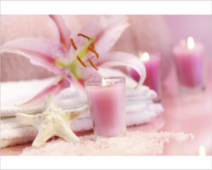 candele e fiori rosa