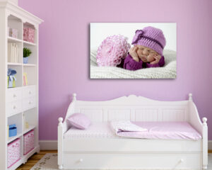 Quadro moderno bambini "BIMBA CON FIORE ROSA"