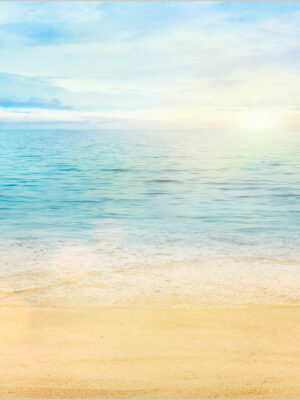 raggi di sole sulla sabbia dorata