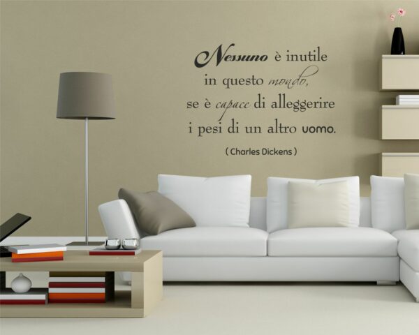 Adesivo frase Charles Dickens "NESSUNO È INUTILE IN QUESTO MONDO..."
