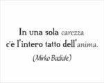 Adesivo da parete frase Mirko Badiale "IN UNA SOLA CAREZZA"