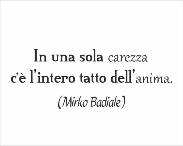 Adesivo da parete frase Mirko Badiale "IN UNA SOLA CAREZZA"