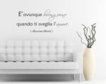 Frase adesiva da parete Massimo Bisotti "È OVUNQUE BUONGIORNO"