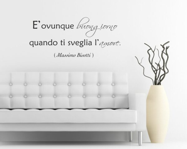 Frase adesiva da parete Massimo Bisotti "È OVUNQUE BUONGIORNO"