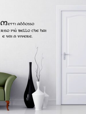 Adesivo da parete frase "METTI ADDOSSO UN SORRISO"