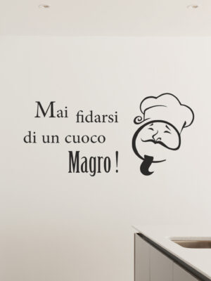 Adesivo frase cucina "MAI FIDARSI DI UN CUOCO MAGRO"
