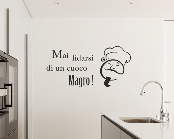 Adesivo frase cucina "MAI FIDARSI DI UN CUOCO MAGRO"