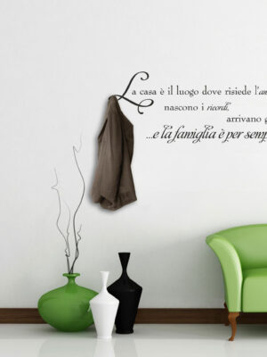 Adesivo murale frase "LA CASA È IL LUOGO DOVE RISIEDE L'AMORE..." - Appendiabiti design