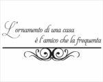 Adesivo murale frase "L'ORNAMENTO DI UNA CASA..." - Appendiabiti design