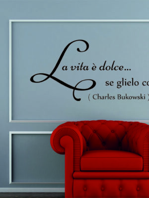 Adesivo da parete frase Charles Bukowski "LA VITA È DOLCE...SE GLIELO CONCEDI"