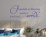 Adesivo da parete frase Nicholas Sparks "IL MONDO SI ILLUMINA..."