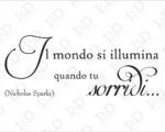 Adesivo da parete frase Nicholas Sparks "IL MONDO SI ILLUMINA..."