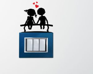 Mini sticker murale-bimbi su una panchina