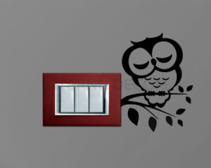 Adesivo per interruttori gufo "APPOGGIATO SUL RAMO" - Mini sticker murale