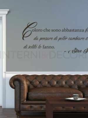 Adesivo da parete frase Steve Jobs "COLORO CHE SONO ABBASTANZA FOLLI..."