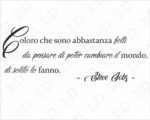 Adesivo da parete frase Steve Jobs "COLORO CHE SONO ABBASTANZA FOLLI..."