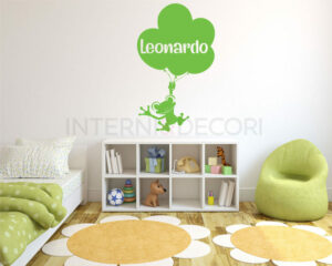 Adesivo da parete ranocchio "APPESO AI PALLONCINI" - Adesivo murale con nome