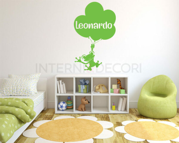Adesivo da parete ranocchio "APPESO AI PALLONCINI" - Adesivo murale con nome