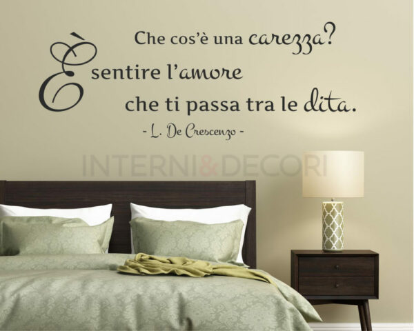 Adesivo da parete frase Luciano De Crescenzo "CHE COS'È UNA CAREZZA?"