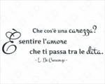 Adesivo da parete frase Luciano De Crescenzo "CHE COS'È UNA CAREZZA?"