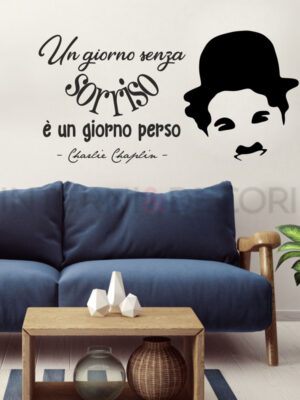 Adesivo da parete frase Charlie Chaplin "UN GIORNO SENZA SORRISO"