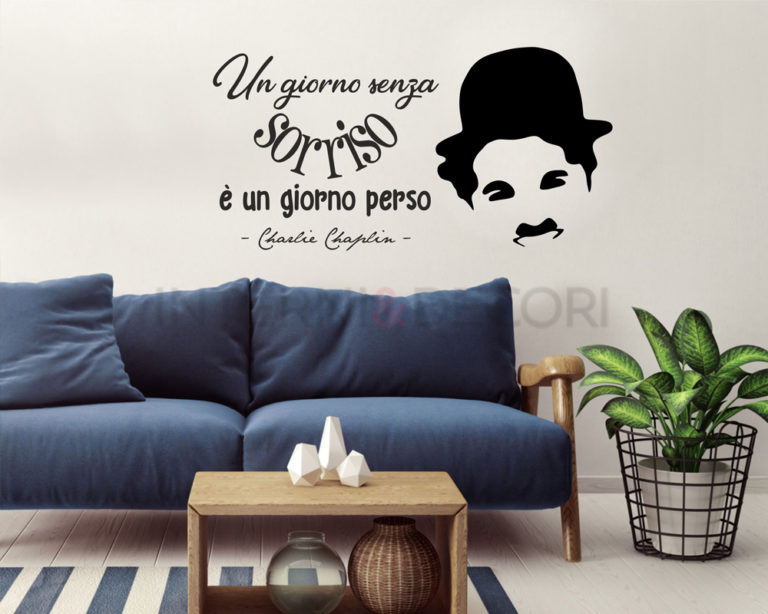 Adesivo da parete frase Charlie Chaplin "UN GIORNO SENZA SORRISO"