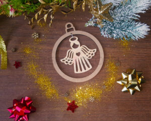 Pallina di Natale in legno e mdf "ANGELO CON CUORE" - Decorazioni laser legno