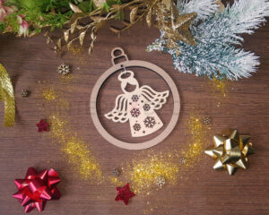 Pallina di Natale in legno e mdf "ANGELO CON FIOCCHI DI NEVE" - Decorazioni laser legno
