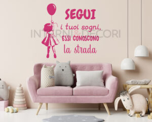 Adesivo da parete bimba palloncino "SEGUI I TUOI SOGNI"