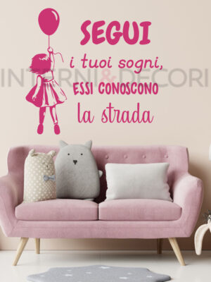 Adesivo da parete bimba palloncino "SEGUI I TUOI SOGNI"