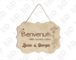 Dietro porta legno "BENVENUTI NELLA NOSTRA CASA"
