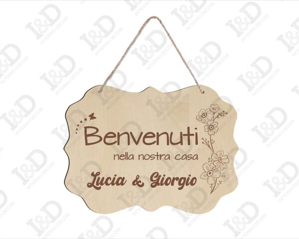 Dietro porta legno "BENVENUTI NELLA NOSTRA CASA"