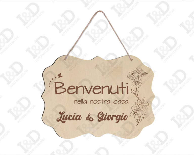 Dietro porta legno "BENVENUTI NELLA NOSTRA CASA"