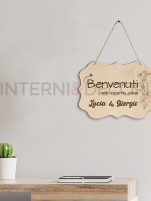 Dietro porta legno "BENVENUTI NELLA NOSTRA CASA"