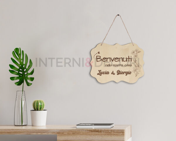 Dietro porta legno "BENVENUTI NELLA NOSTRA CASA"