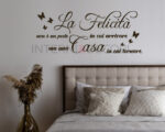 Adesivo da parete frase casa "LA FELICITÀ NON È UN POSTO..."