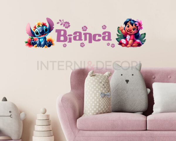 Adesivo murale con nome "STITCH E LILO TRA FIORI"