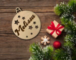 Pallina di Natale in legno personalizzata "NOME INCISO TRA LE STELLE"