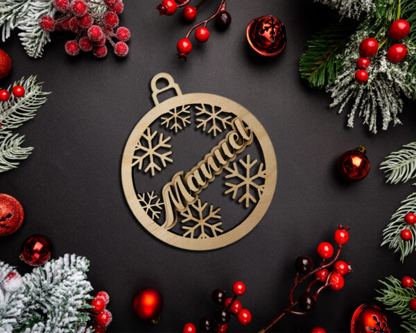 Pallina in legno con nome in rilievo "NATALE CON I FIOCCHI"