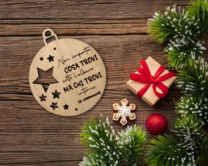 Pallina di Natale in legno con frase incisa "NON IMPORTA..."