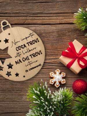 Pallina di Natale in legno con frase incisa "NON IMPORTA..."