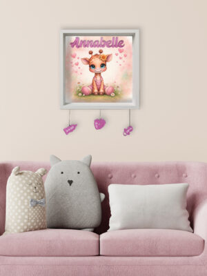 Quadretto nascita personalizzato con nome – GIRAFFINA ROSA TRA FIORI E CUORI